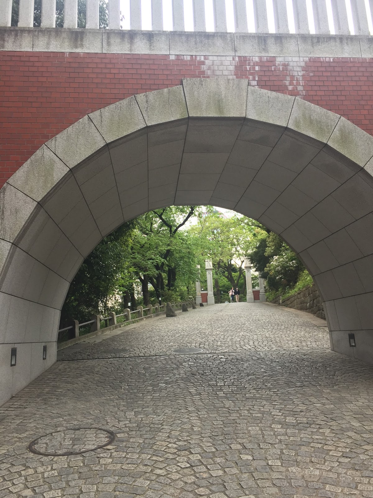 イサムノグチ：慶応義塾大学三田キャンパス | 建築とアートを巡る®