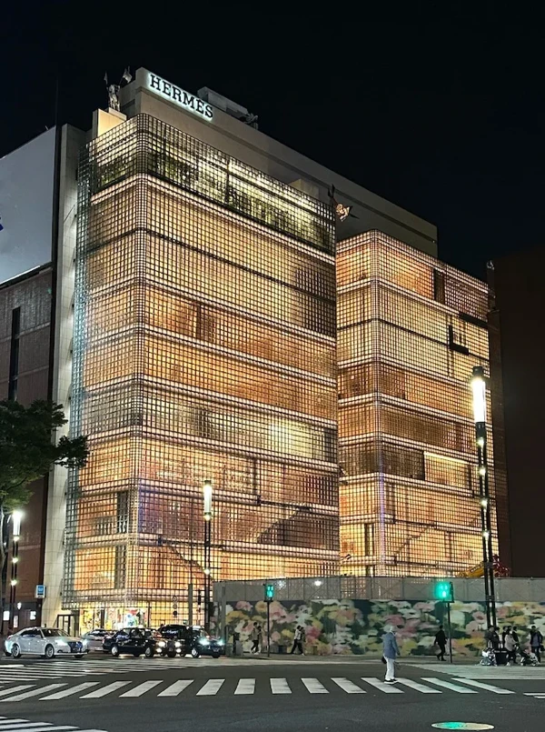 ガラスブロックの美しい建築の全貌はもう見納め！レンゾ・ピアノ設計