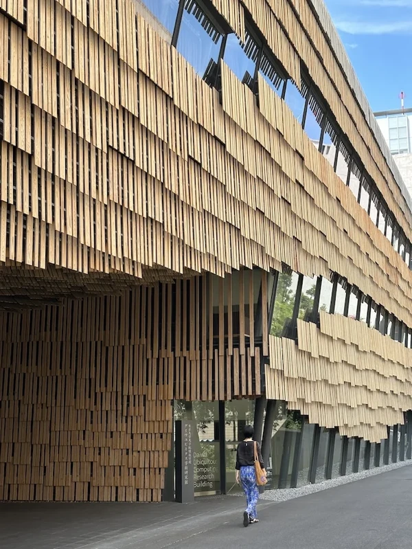 東大にある隈研吾建築 ダイワユビキタス学術研究館のファサードの